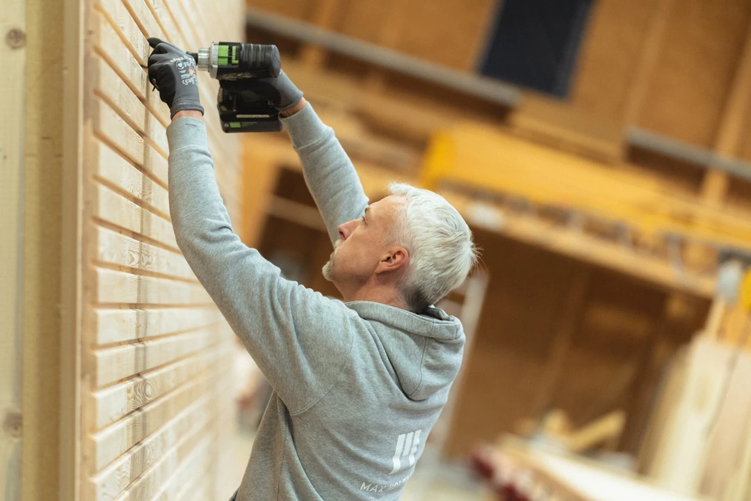 Montage der Holzfassade in der Produktion